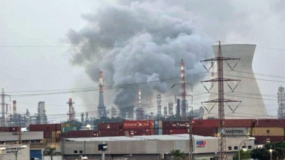 Raffineria Haifa colpita da frammento intercettore, non da bomba a grappolo Iran