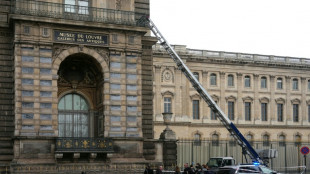 Une semaine après le vol de bijoux au Louvre, deux suspects en garde à vue