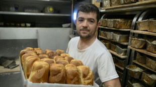 Volunt&aacute;rio franc&ecirc;s oferece conforto com p&atilde;es no rigoroso inverno ucraniano
