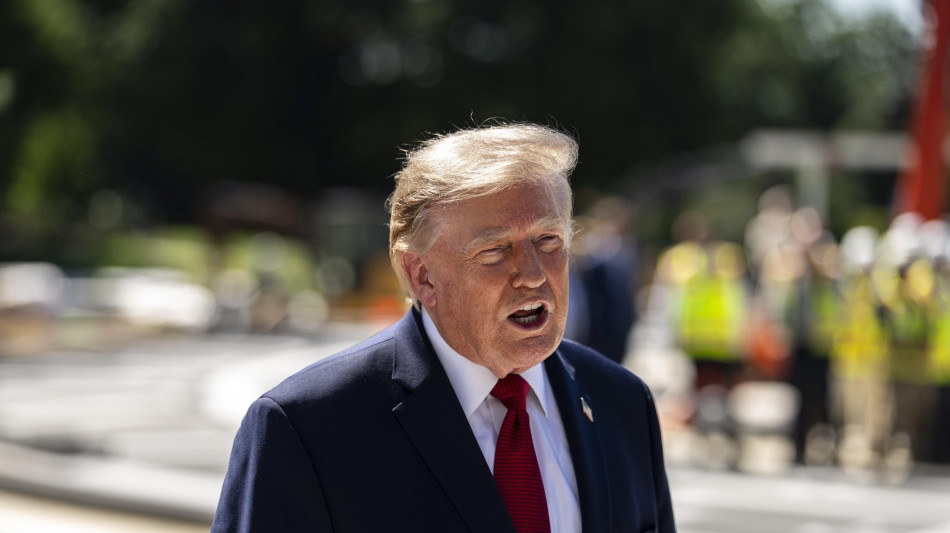 Trump, l'Iran sta completamente collassando
