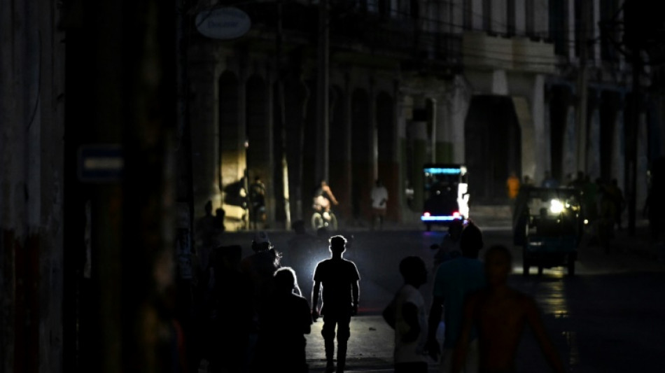 Ap&oacute;s apag&atilde;o, Cuba restabelece energia aos poucos, mas situa&ccedil;&atilde;o segue cr&iacute;tica