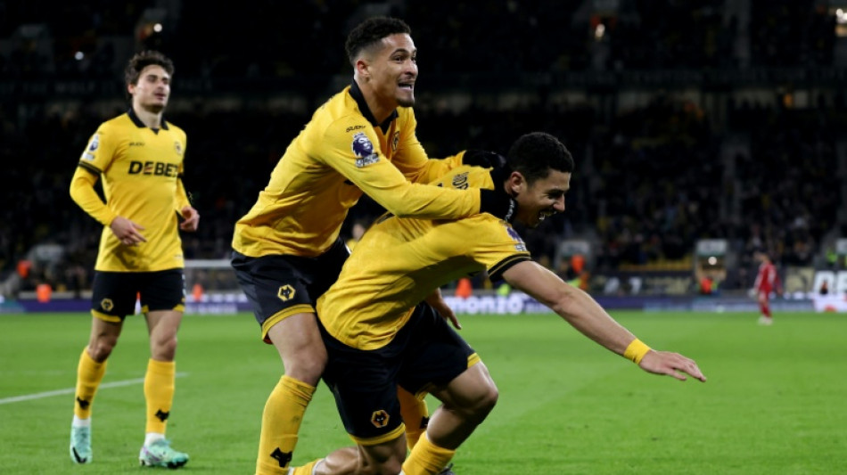 Liverpool perde nos acr&eacute;scimos (2-1) para o lanterna Wolves e &eacute; 5&ordm; no Ingl&ecirc;s