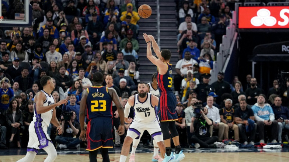 Curry bags record 4,000th three-pointer as Warriors rout Kings