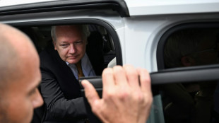 Julian Assange retorna &agrave; Austr&aacute;lia depois de recuperar a liberdade
