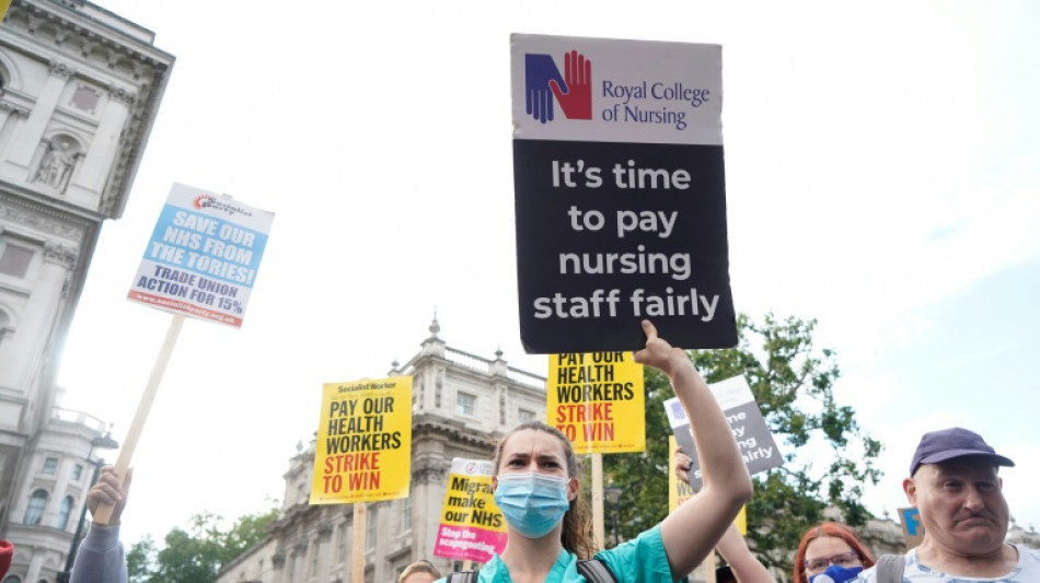 Las enfermeras brit&aacute;nicas emprenden una huelga sin precedentes por mejoras salariales