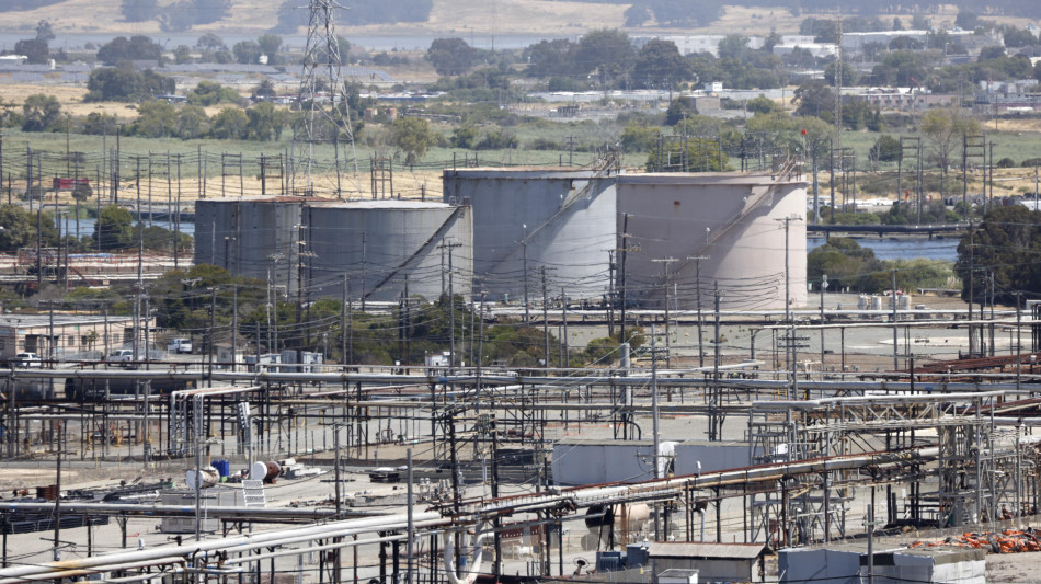 Ternsioni in Iran spingono il prezzo del petrolio, +0,93%