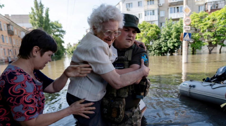Miles de civiles evacuados de zonas inundadas tras destrucci&oacute;n de represa en Ucrania