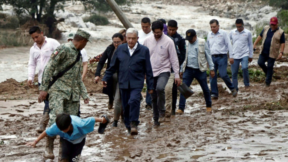 Presidente mexicano llega caminando sobre el barro a un Acapulco aislado por el hurac&aacute;n