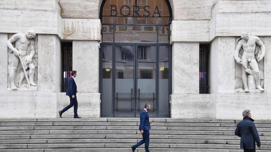 Borsa: Milano dimezza il calo (-0,82%), corre Ferrari, giù Buzzi