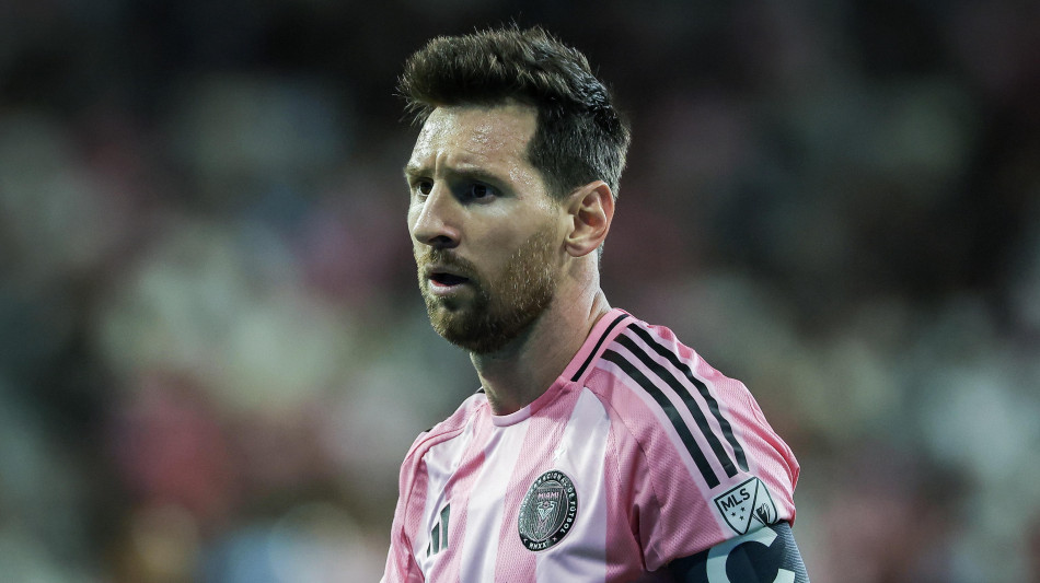 Messi torna in campo dopo la morte del padre, ovazione dei tifosi