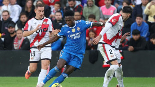 Real Madrid fica no 0 a 0 com Rayo Vallecano mas segue líder do Espanhol; Barça vence Celta