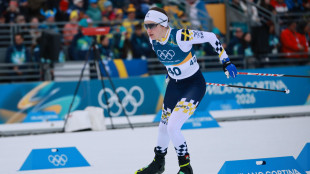 Milano Cortina: fondista Andersson rompe attacco e corre con sci in mano