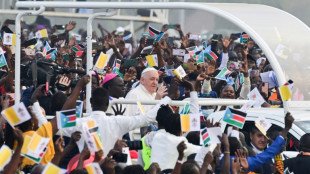 El papa clausura su visita a &Aacute;frica con un llamado a "deponer las armas"