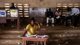 La polic&iacute;a gasea a opositores durante el conteo de votos en Sierra Leona