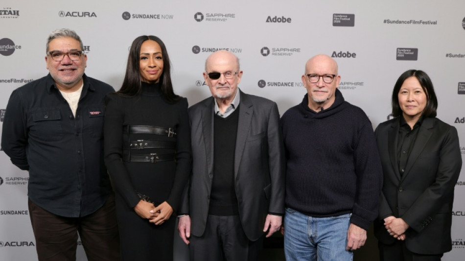 Rushdie advierte sobre la violencia pol&iacute;tica mientras relata la agresi&oacute;n que sufri&oacute;