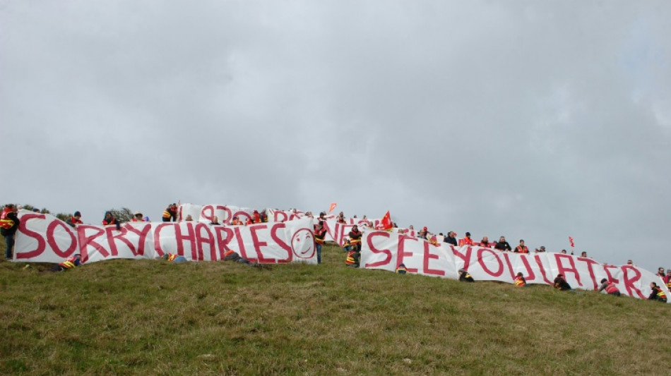 "Lo sentimos Carlos", ironizan sindicalistas franceses en un mensaje gigante al rey brit&aacute;nico 