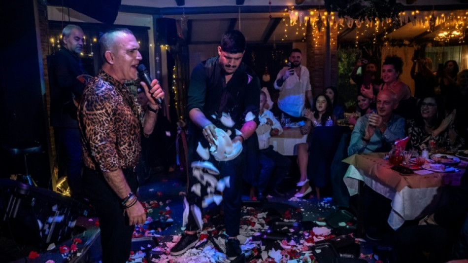 Chanter, boire, danser et casser des assiettes, au coeur des nuits de f&ecirc;te en Gr&egrave;ce
