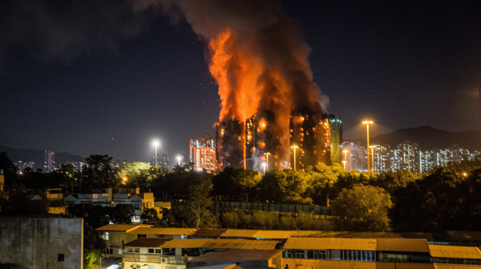 Maxi incendio ad Hong Kong, grattacieli in fiamme, quattro morti