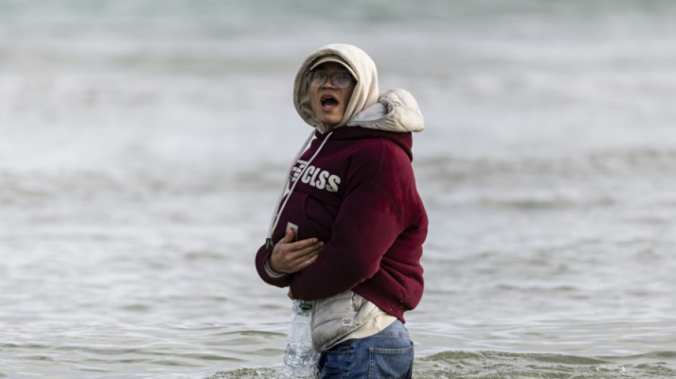 Entre l&aacute;grimas y rabia, migrantes intentan cruzar a Reino Unido desde una playa francesa