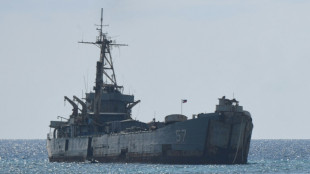 China urge a Filipinas a retirar buque encallado en un atol&oacute;n en mar en disputa