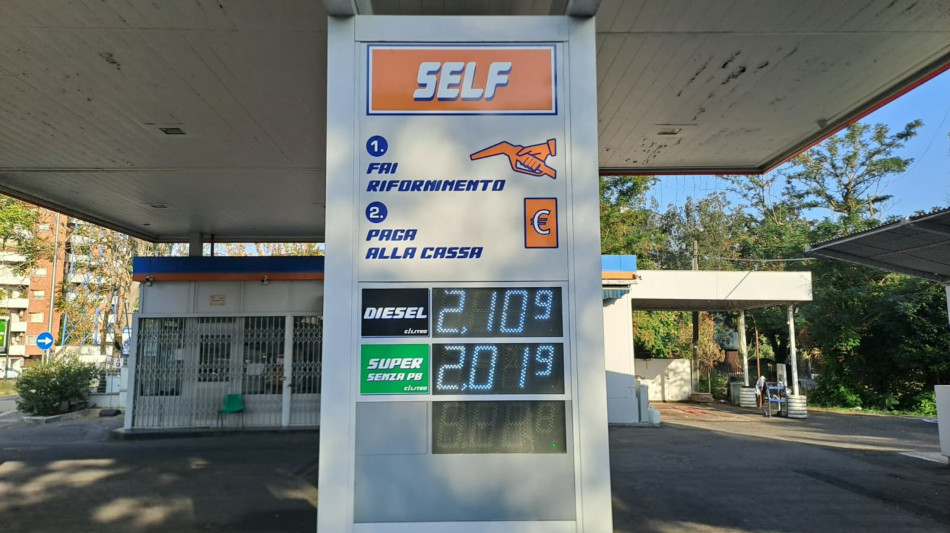 Prezzo petrolio in lieve calo, Wti scambiato a 84,67 dollari
