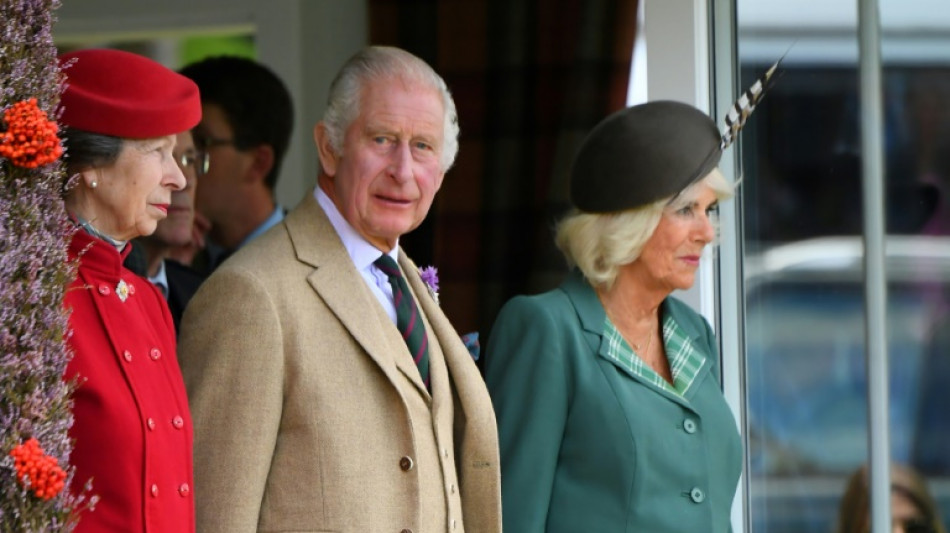 Carlos III, un a&ntilde;o de reinado sin contratiempos para pasar la p&aacute;gina de Isabel II