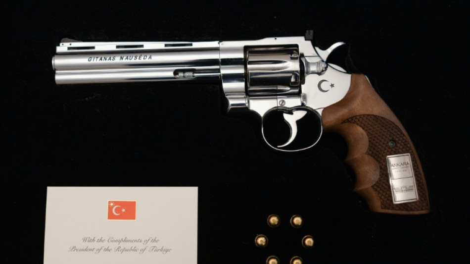 Un revolver, six balles: l'&eacute;trange cadeau du pr&eacute;sident turc aux dirigeants de l'Otan