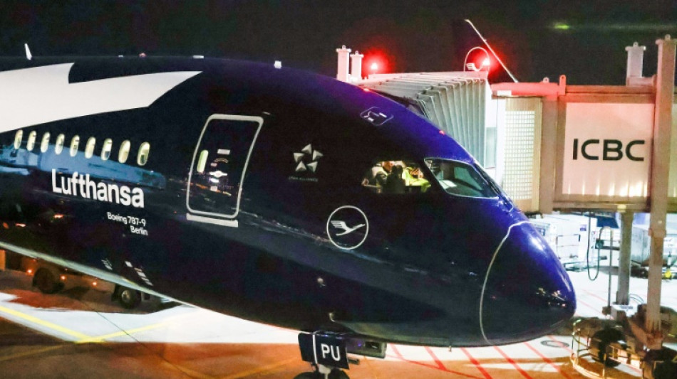 Un avi&oacute;n Boeing de Lufthansa cae sobre su morro en aeropuerto y deja varios heridos