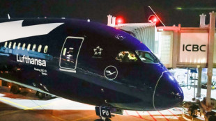 Un avi&oacute;n Boeing de Lufthansa cae sobre su morro en aeropuerto y deja varios heridos