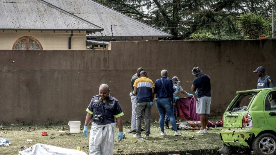 Nueve muertos en la explosi&oacute;n de un cami&oacute;n cisterna en Sud&aacute;frica