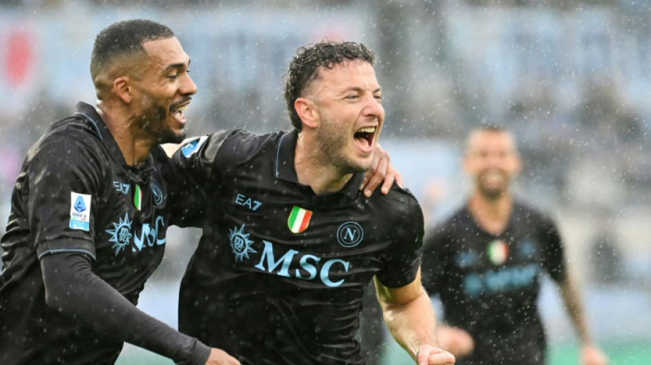 Napoli win at nine-man Lazio as Sarri makes rapid return