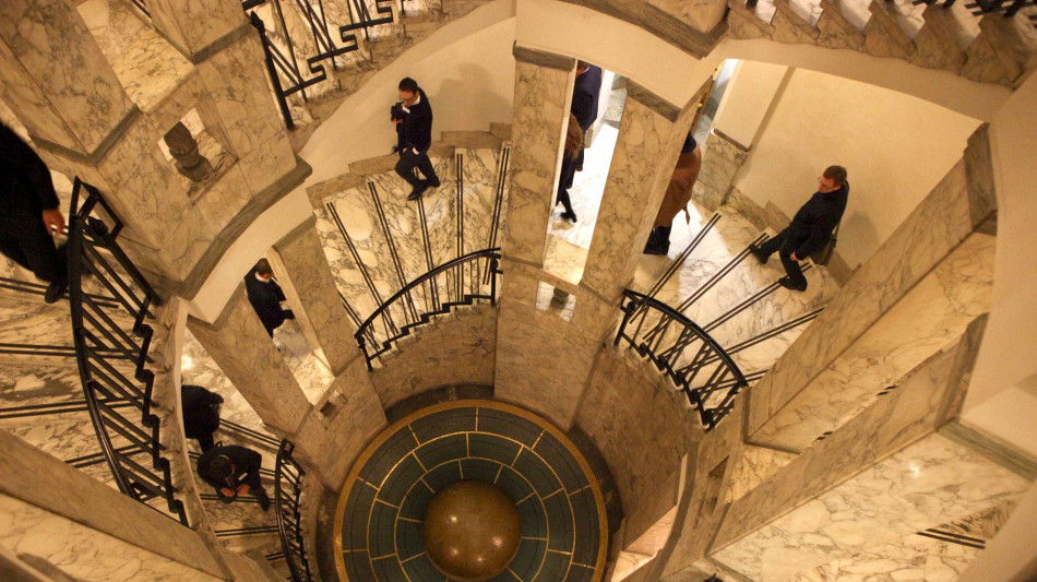 Borsa: Milano volatile, apre in rialzo e gira in rosso