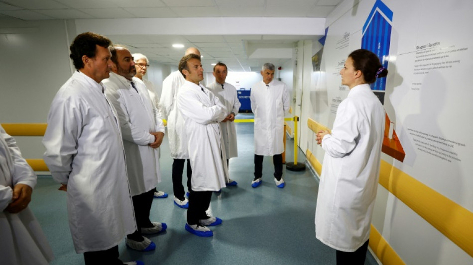 Macron pr&eacute;sente un plan de relocalisation de la production de m&eacute;dicaments en France
