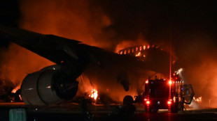 Colisi&oacute;n entre dos aviones en el aeropuerto de Tokio Haneda, cinco desaparecidos