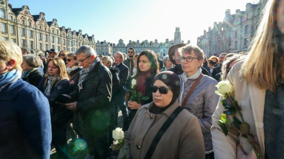 Apr&egrave;s le choc, les &eacute;coles rendent hommage au professeur tu&eacute; &agrave; Arras