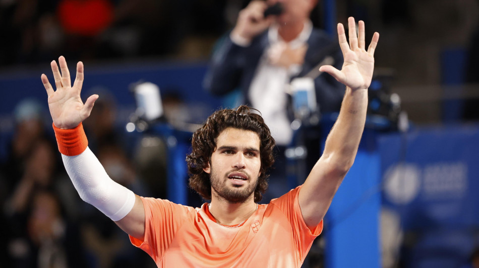 Tennis: Alcaraz rimonta Munar a Tokyo e torna in finale