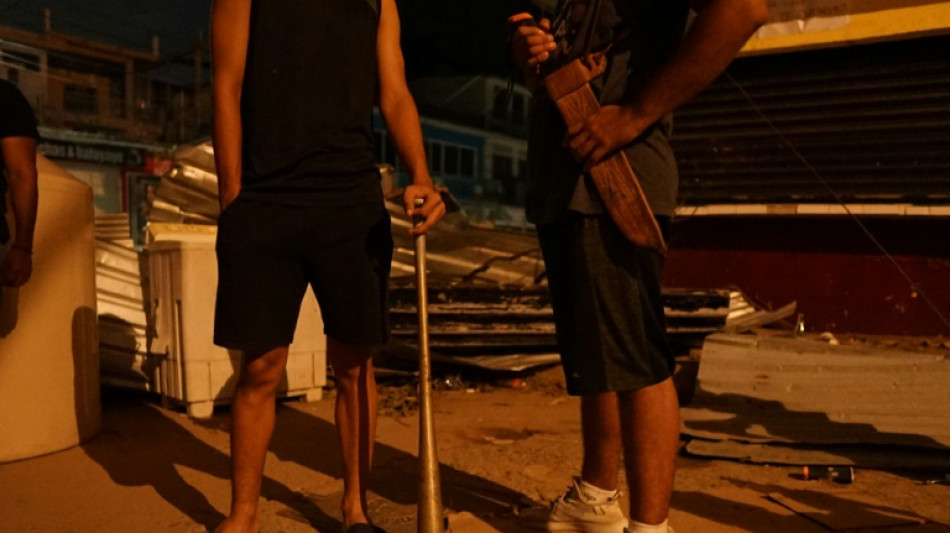 Moradores de Acapulco usam fac&otilde;es para evitar saques ap&oacute;s furac&atilde;o