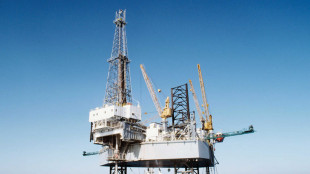 Il petrolio arretra, Brent sotto 67 dollari al barile