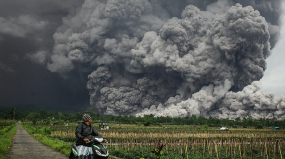 Indonesia eleva el nivel de alerta tras la erupción de un volcán cerca de Bali