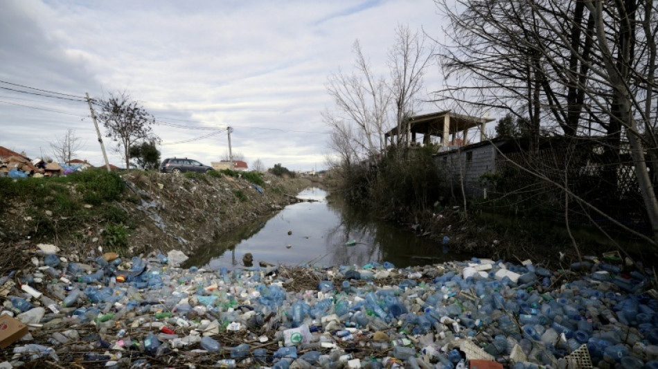Apr&egrave;s les inondations, l'Albanie croule sous le plastique