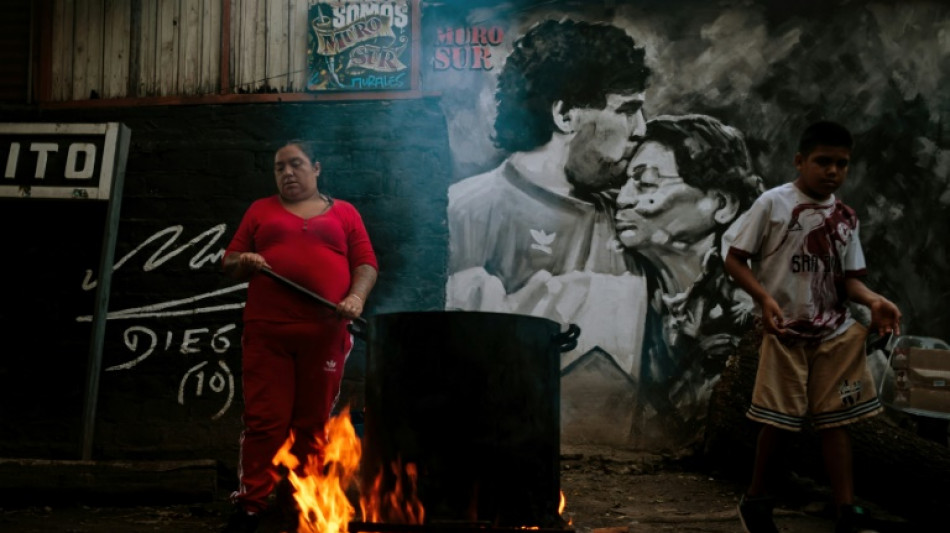 Manger sous le regard de "Dieu": soupe populaire &agrave; la maison natale de Maradona