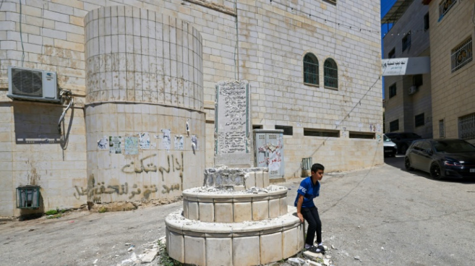 Un legislador israel&iacute;, escoltado por el ej&eacute;rcito, atac&oacute; a martillazos un memorial palestino