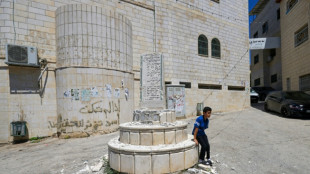 Un legislador israel&iacute;, escoltado por el ej&eacute;rcito, atac&oacute; a martillazos un memorial palestino