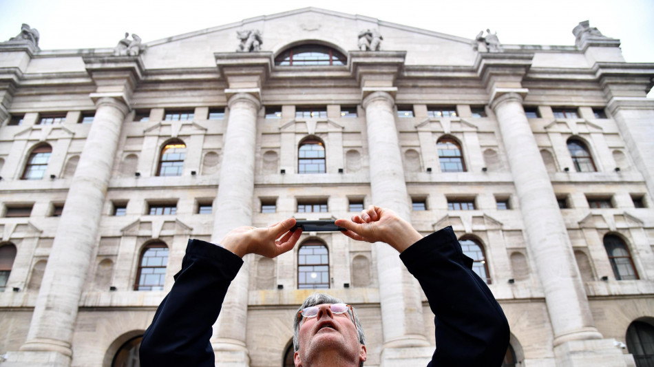 Borsa: Milano apre in calo, -0,79%