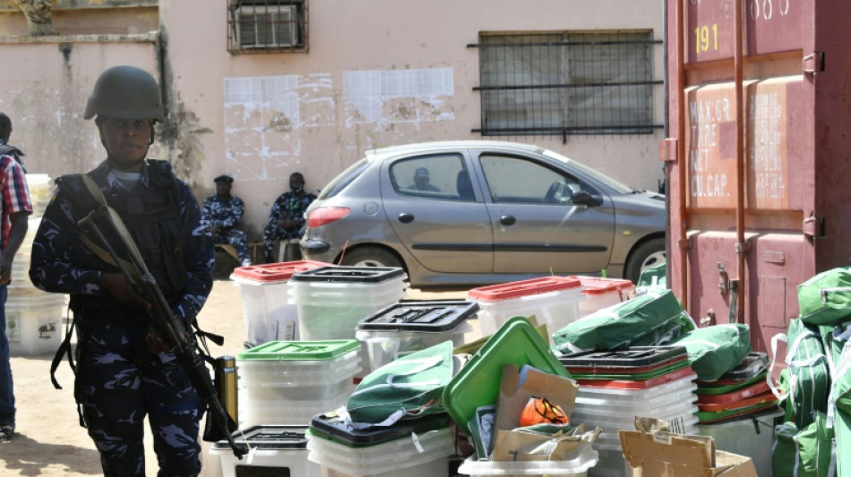 Nigeria recuenta los votos tras unas re&ntilde;idas elecciones presidenciales