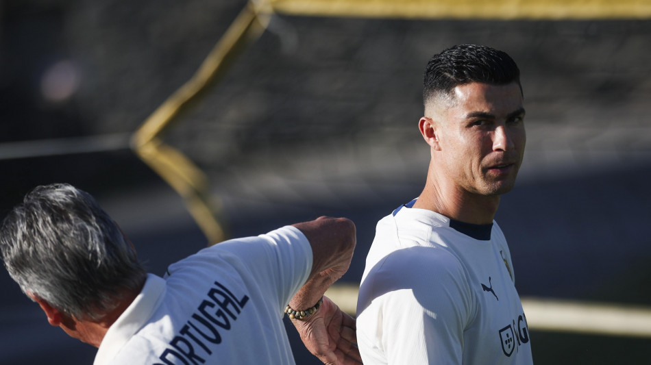 Ronaldo 'mi dicono di smettere, ma amo il calcio e continuerò'