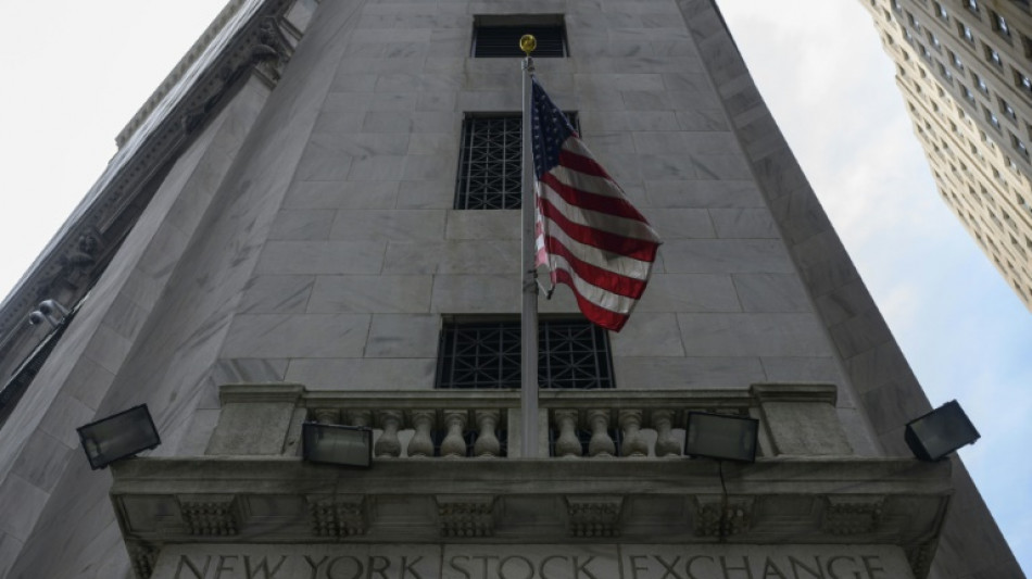 Wall Street termine en baisse, lest&eacute;e par la remont&eacute;e des taux et la crise de la dette