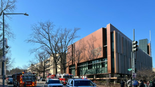 Integrante da For&ccedil;a A&eacute;rea americana ateia fogo ao corpo diante da embaixada de Israel