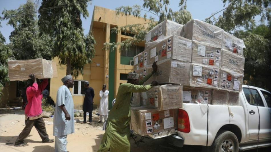 Nigerianos votan en inciertas elecciones presidenciales, en plena crisis econ&oacute;mica