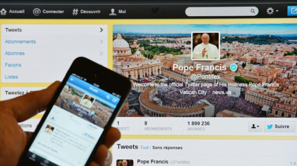 Du latin &agrave; l'arabe, le compte Twitter du pape f&ecirc;te ses 10 ans